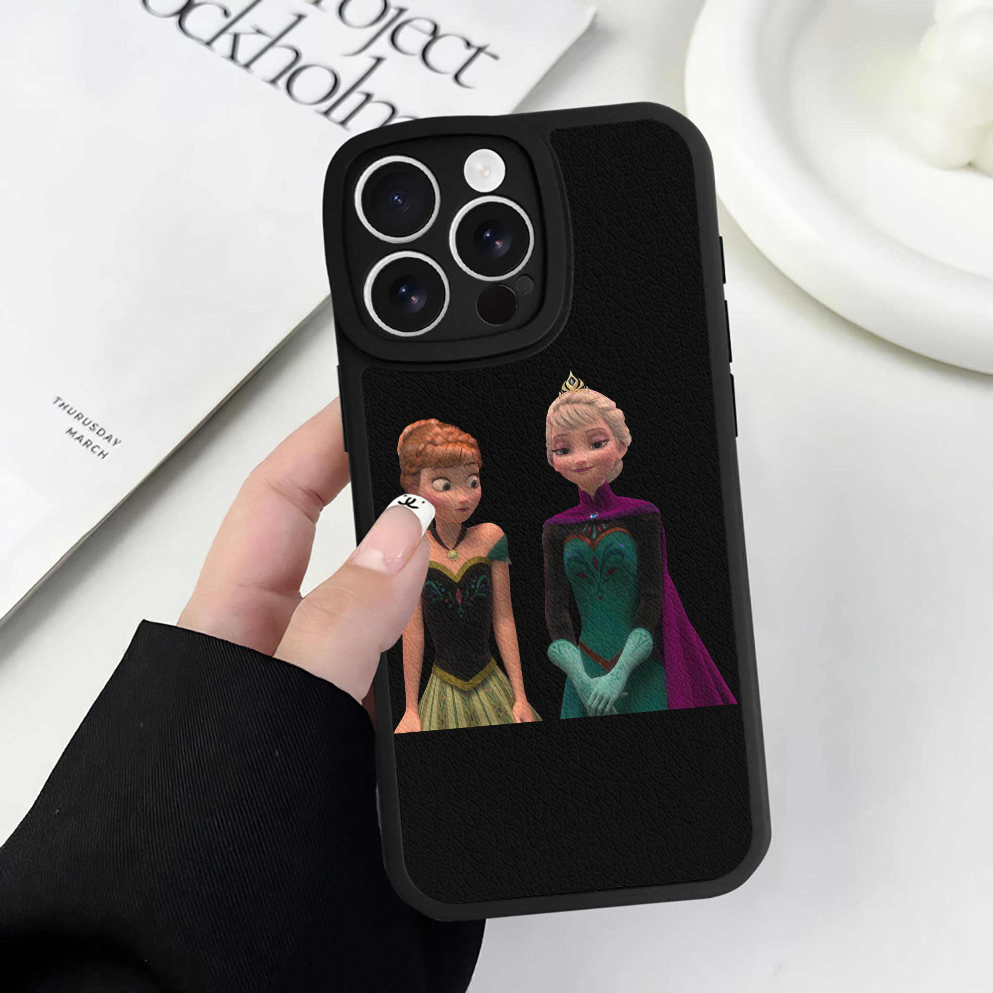 （画像用） アナと雪の女王 アンナ エルサ Frozen Anna Elsa 【iPhone 16シリーズ対応】シリコンスマホケース（レザー調） 材質：シリコン
